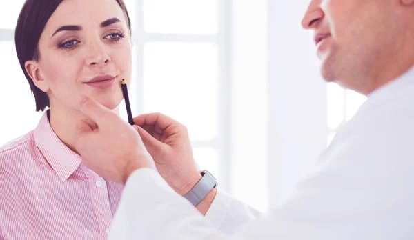 El paciente y su médico en consultorio médico — Foto de Stock