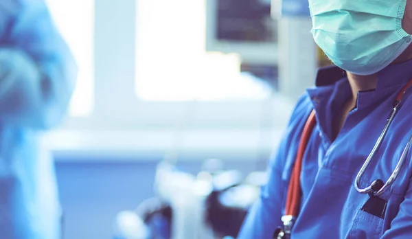 Dokter bedah pria di ruang operasi — Stok Foto