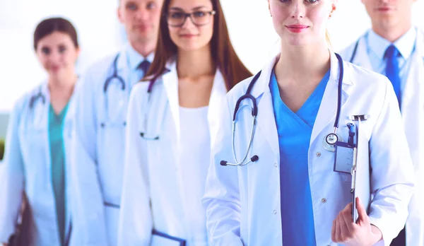 Portrait d'un groupe de collègues souriants de l'hôpital debout ensemble — Photo