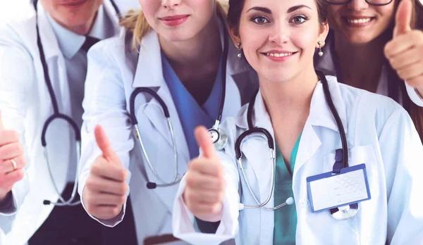 Retrato da equipe de médicos mostrando polegares para cima — Fotografia de Stock