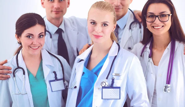 Portrait d'un groupe de collègues souriants de l'hôpital debout ensemble — Photo