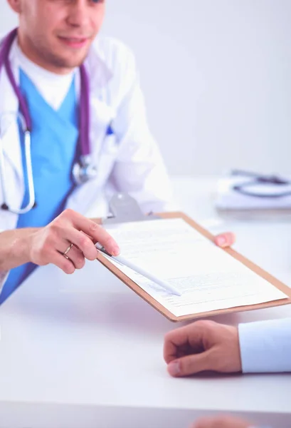 Doctor macho dando carpeta de paciente con papel en su oficina, aislado — Foto de Stock