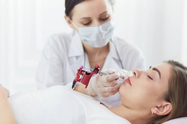 Kırmızı dudaklı genç bir kız kalıcı makyaj, mikro pigmentasyon