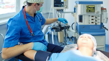 Ameliyathanede çalışan bir cerrah.