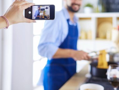 Yakışıklı bir adamın portresi yemek programı ya da blog