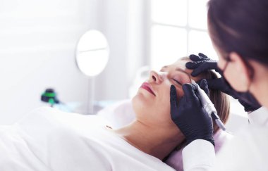 Mikroplu kaşlar güzellik salonunda akıyor..