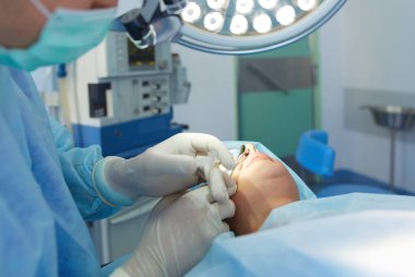 Ameliyathanede çalışan bir cerrah.