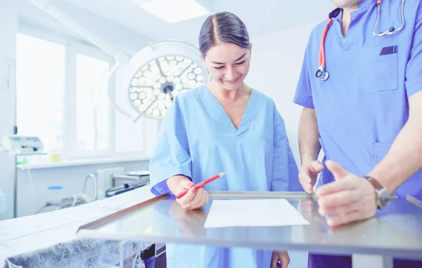 Chirurg bei der Arbeit im OP — Stockfoto