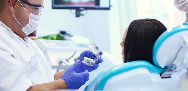 Mulher sênior bonita no dentista tendo tratamento dentário no consultório de dentistas — Fotografia de Stock