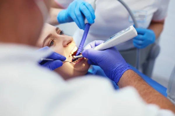 Médico e paciente na clínica odontológica — Fotografia de Stock