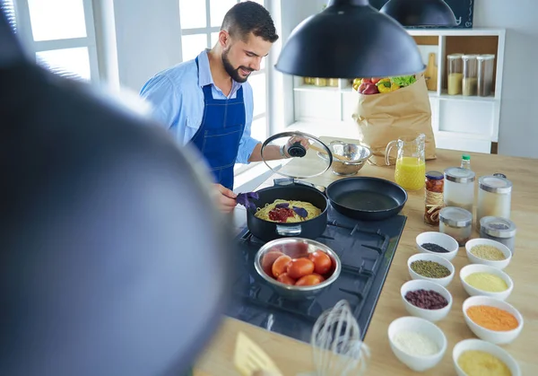 가정 주방에서 맛있고 건강에 좋은 음식을 준비하는 사람 — 스톡 사진