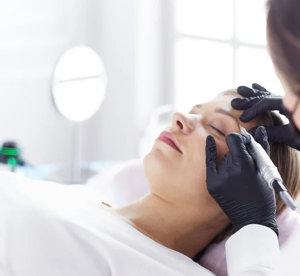 El flujo de trabajo de las cejas de Microblading en un salón de belleza . —  Fotos de Stock