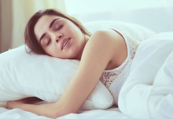 Красива жінка лежить на її ліжку вдома — стокове фото