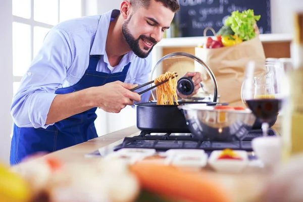 Homem preparando comida deliciosa e saudável na cozinha da casa — Fotografia de Stock