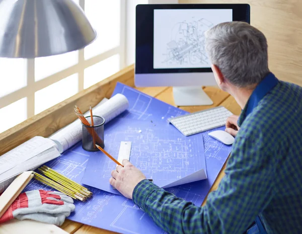 Arquiteto trabalhando na mesa de desenho no escritório — Fotografia de Stock