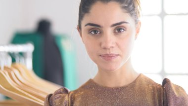 Askıları olan güzel bir stilist.