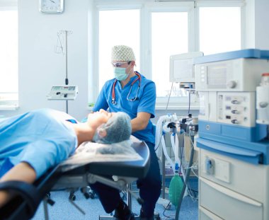 Ameliyathanede çalışan bir cerrah.