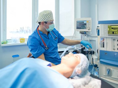 Ameliyathanede çalışan bir cerrah.