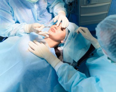 Ekip cerrahı ameliyathanede.