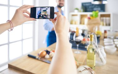 Yakışıklı bir adamın portresi yemek programı ya da blog