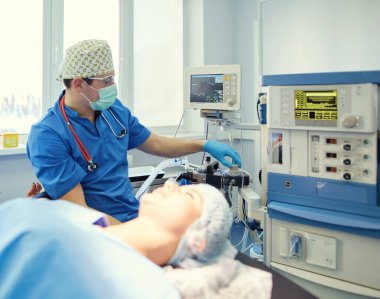 Ameliyathanede çalışan bir cerrah.