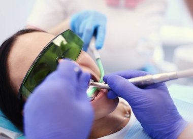 Diş hekimi ve diş hekimlerindeki hasta.