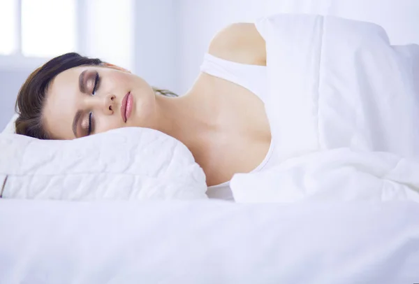 Joven hermosa mujer acostada en la cama. —  Fotos de Stock