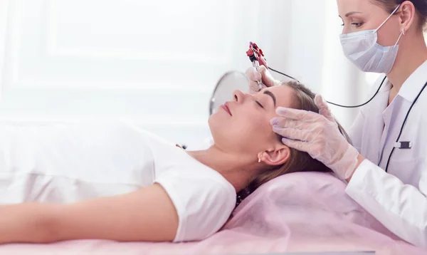 A young girl having red lips permanent makeup, micropigmentation — Stock Photo, Image