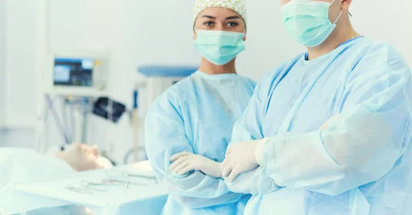 Mannelijke chirurg op achtergrond in operatiekamer — Stockfoto