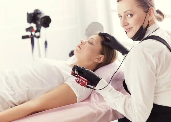 Microblading eyebrows work flow in a beauty salon. — Stock Photo, Image