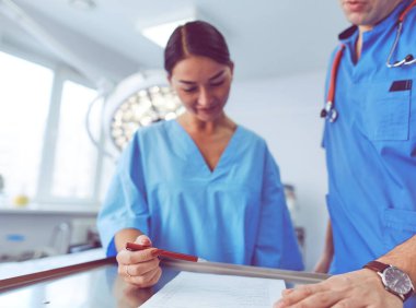 Ameliyathanede çalışan bir cerrah.