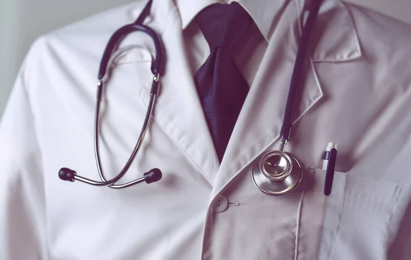 Jovem e confiante retrato médico masculino em pé em off médica — Fotografia de Stock