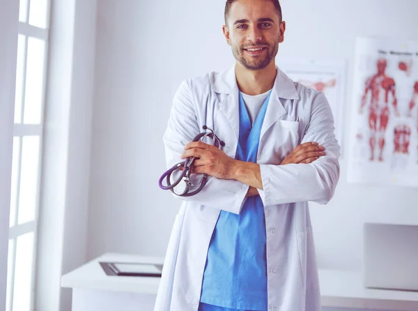 Retrato médico masculino joven y confiado parado en el médico apagado — Foto de Stock