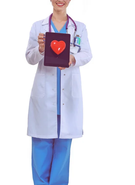 Młoda lekarka z czerwonym sercem, odizolowana na białym tle. Kobieta lekarz — Zdjęcie stockowe