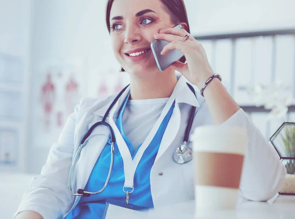 Kadın doktor teşhis merkezinde telefonla konuşuyor. — Stok fotoğraf