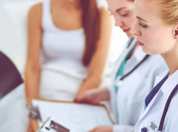 Surgeon and doctor analyzing x-ray together in medical office — Stock Photo, Image