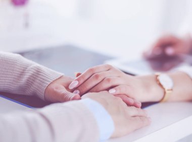Kadın doktor bir hastaya danışmanlık yapıyor ve tıbbi bilgi ve teşhisi açıklıyor.