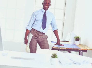 Üniformalı tıbbi bir steteskopla gülümseyen kadın doktor.