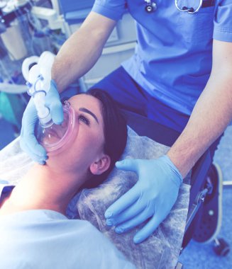 Ameliyathanede çalışan bir cerrah.