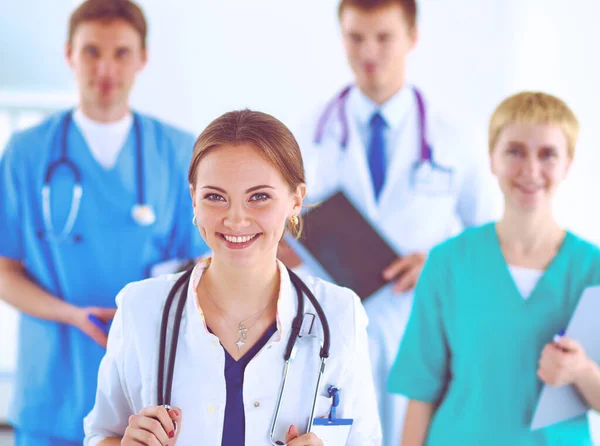 Attraktive Ärztin vor medizinischer Gruppe — Stockfoto