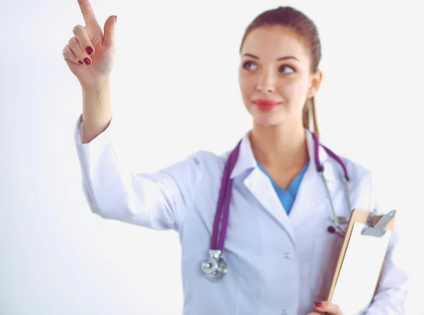 Mulher médico de pé com pasta no hospital e apontando para cima — Fotografia de Stock