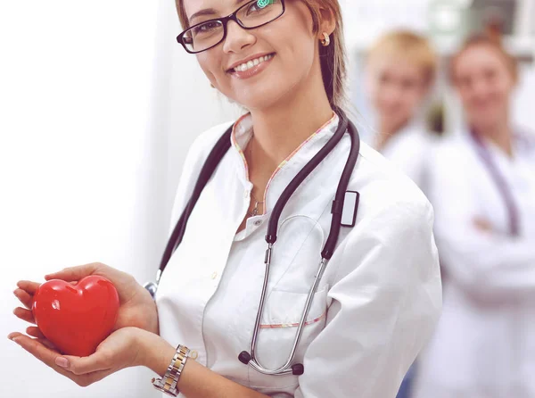 Женщина-врач держит сердце, изолированное на белом фоне — стоковое фото