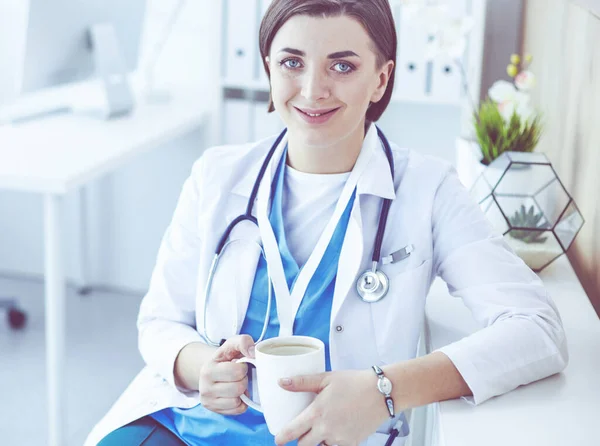 Elinde kahve tutan profesyonel kadın doktorun portresi. — Stok fotoğraf