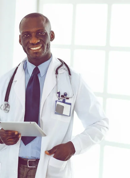 Male black doctor worker with tablet computer standing in hospital — Stock Photo, Image