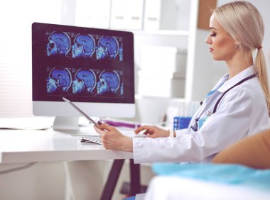 Doktor ve hasta masada otururken bir şey tartışıyorlar. Tıp ve sağlık hizmetleri kavramı. Doktor ve hasta.