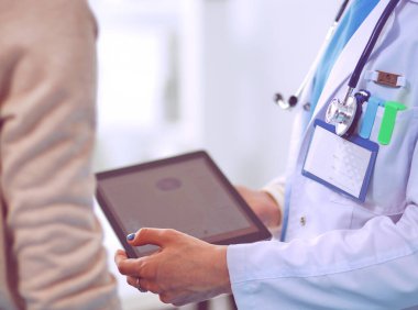 Doktor ve hasta masada otururken bir şey tartışıyorlar. Tıp ve sağlık hizmetleri kavramı. Doktor ve hasta.