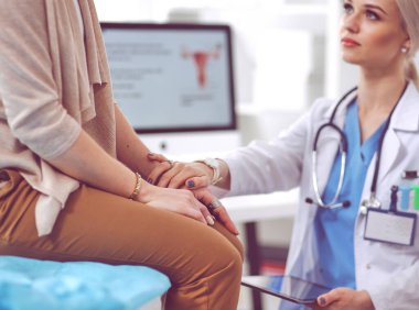 Doktor ve hasta masada otururken bir şey tartışıyorlar. Tıp ve sağlık hizmetleri kavramı. Doktor ve hasta.