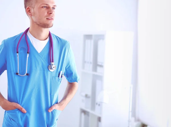 Médico com estetoscópio em pé, braços cruzados, isolado em fundo branco — Fotografia de Stock