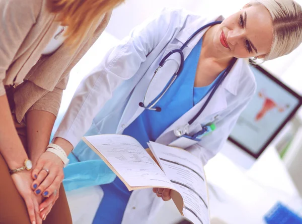 Doctor y paciente discutiendo algo mientras están sentados en la mesa. Concepto de medicina y salud. Médico y paciente —  Fotos de Stock