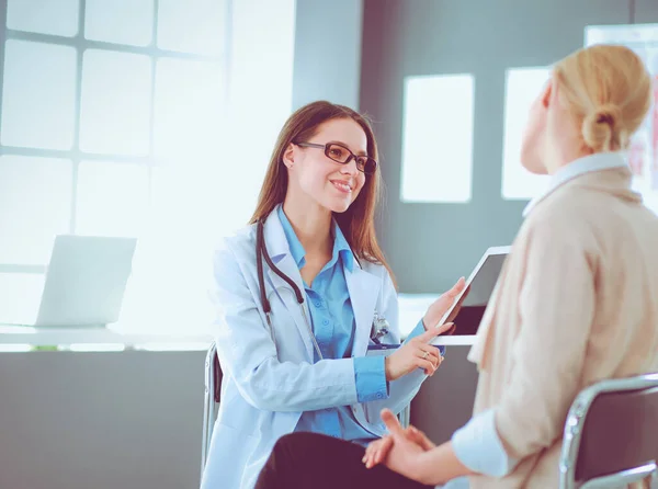 Médico e paciente discutindo algo enquanto se senta na mesa. Conceito de medicina e cuidados de saúde. Médico e paciente — Fotografia de Stock